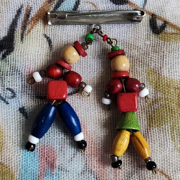 Vintage Wood Wooden Boy and Girl Together On a Pin Brooch Folk Art Silver Tone - Picture 3 of 6